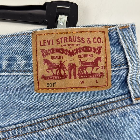 Levi’s Women’s 501 Distressed, Buttonfly, Frayed Hem Denim/Jean Shorts. Size 32. - Picture 8 of 12